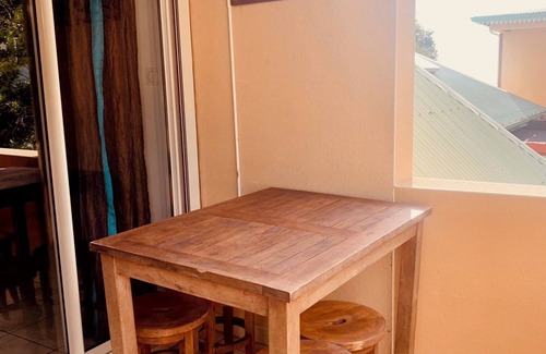 Piton Saint-Leu Apartment | Appartement le Guétali, T3 de 60m² à l'étage, 2 chambres. Vue jardin et mer