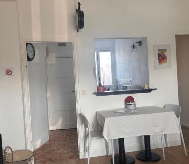 Ouistreham Apartment | Appartement proximité bord de mer parking privé