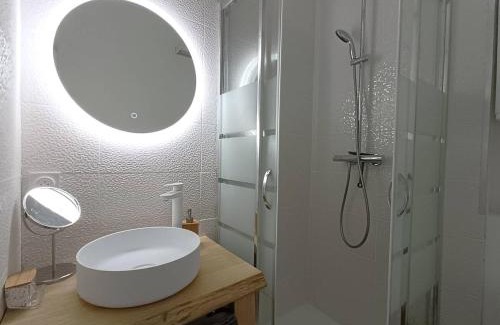 Trebeurden Apartment | Appartement rénové au centre de Trébeurden, 400m de la plage, proche commerces - FR-1-368-407