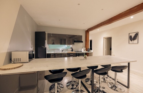 Lons-le-Saunier Apartment | Appartement Spacieux et Convivial Pour un Magnifique Séjour Entre Amis/familles