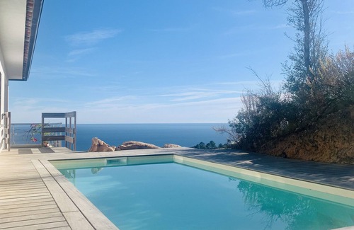 Solenzara Apartment | Appartement Spacieux, vue Splendide sur la mer Avec Piscine Privée