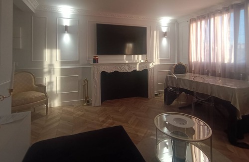 Livry-Gargan Apartment | Appartement Suite Charmant et Spacieux Décor Haussmannien