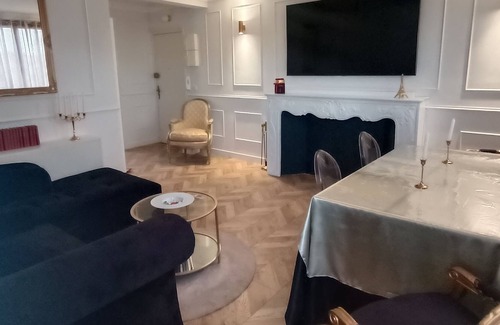 Livry-Gargan Apartment | Appartement Suite Charmant et Spacieux Décor Haussmannien