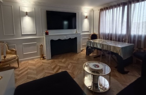 Livry-Gargan Apartment | Appartement Suite Charmant et Spacieux Décor Haussmannien