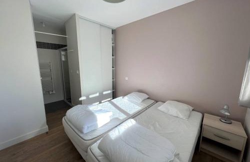 Cambo-les-Bains Apartment | Appartement T1 bis à Cambo, proche thermes et centre, RDC, terrasse, parking, internet, animal toléré - FR-1-495-12