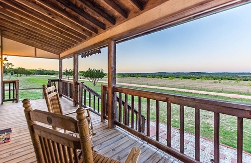 Fredericksburg Cabin | Appian Way Avalon Cottage - Private Hot Tub - 4 Min. to Downtown