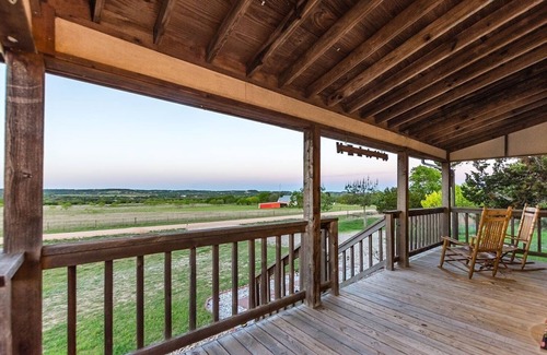 Fredericksburg Cabin | Appian Way Avalon Cottage - Private Hot Tub - 4 Min. to Downtown