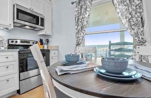 Fredericksburg Cabin | Appian Way Maltese Cottage - Private Hot Tub - 4 min. to downtown - Wildlife