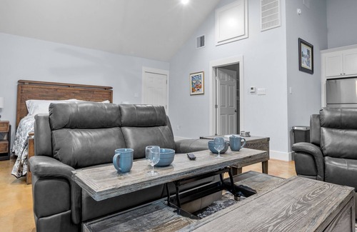 Fredericksburg Cabin | Appian Way Maltese Cottage - Private Hot Tub - 4 min. to downtown - Wildlife