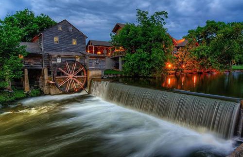 Sevierville Ski Chalet | Apple Valley Hideaway, 1089 of FREE Attraction tickets for each paid day, Dollywood and More!