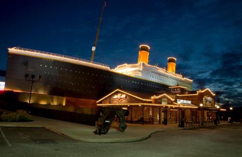Sevierville Ski Chalet | Apple Valley Hideaway, 1089 of FREE Attraction tickets for each paid day, Dollywood and More!
