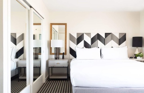 Norma Triangle Hotel | Appreciate the Beauty of Hollywood at an Exemplary Suite! Rooftop Pool, Balcony