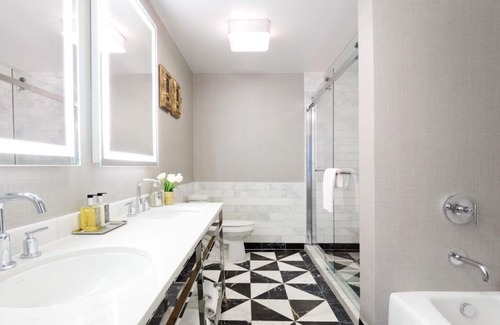 Norma Triangle Hotel | Appreciate the Beauty of Hollywood at an Exemplary Suite! Rooftop Pool, Balcony