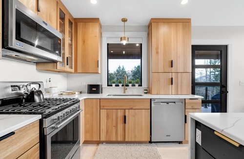 Sunday River Area House | Après Chalet- Modern Chalet with Mountain Views