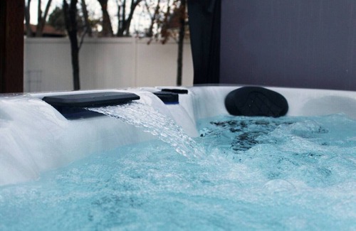 Sandy Apartment | Apres Abode Ski Retreat w/Hot Tub & Games