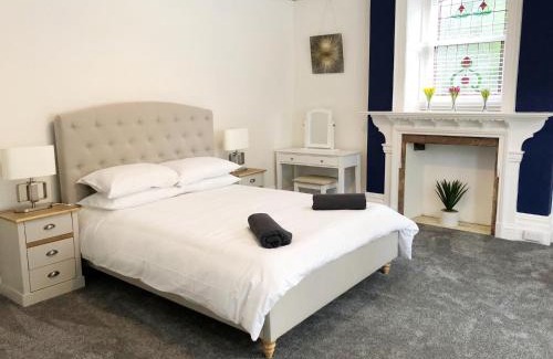 Westbourne Apartment | April Lodge -3Bed-Sleeps 6-Parking-Spacious-Long Stays-Groups-Professionals-Contractors Welcome