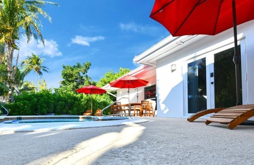 Coral Shores Apartment | April Rates with 40% Off | Heated Pool | Beach 4min