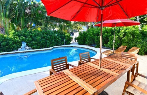 Coral Shores Apartment | April Rates with 40% Off | Heated Pool | Beach 4min