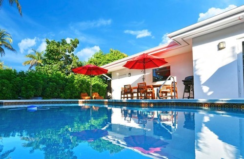 Coral Shores Apartment | April Rates with 40% Off | Heated Pool | Beach 4min
