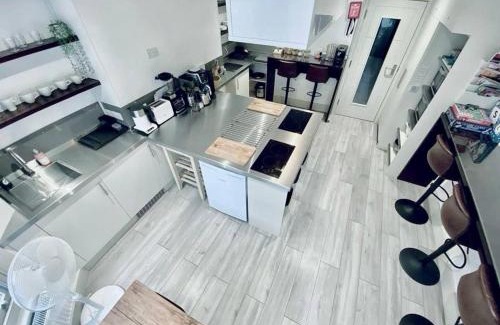 Hove Apartment | Apt 03 Beachside Beauty Central Studio Steps from Cafes