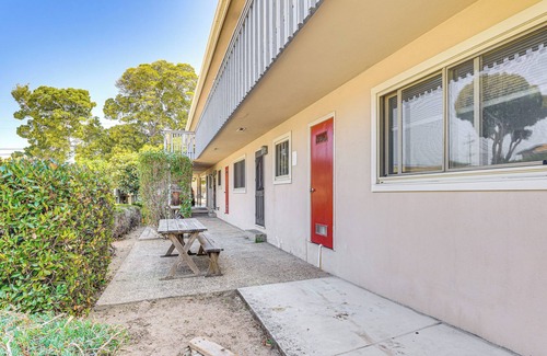 North Fremont Street Apartment | Apt 1 Mi to Monterey State Beach! Bring Your Pets