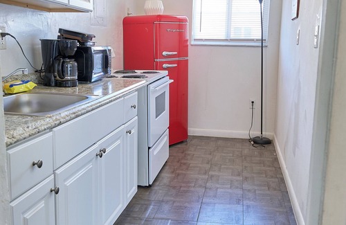 Overtown Apartment | "Apt 202: Near Cruise Port, 5 Min to Downtown, 4 Min to Trains & 14Min to Airp"