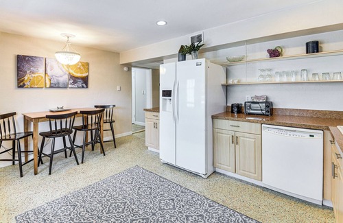 Holly Hill Apartment | Apt 3 Mi to Beach & Daytona Boardwalk Amusements!