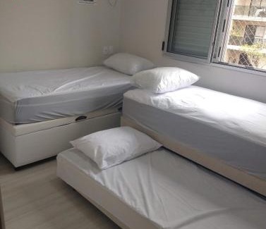 Vila Julia Apartment | Apt Guarujá lado praia 2 Dorm FAN 2 WI-FI , Netflix, mobiliado, Ar, 1vaga, até 6 pessoas