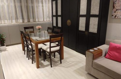 Vila Julia Apartment | Apt Guarujá lado praia 2 Dorm FAN 2 WI-FI , Netflix, mobiliado, Ar, 1vaga, até 6 pessoas