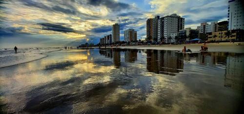 Mongagua Apartment | Apto em Prédio Frente pro Mar com WiFi 2 Qtos Garagem MongaguáSP