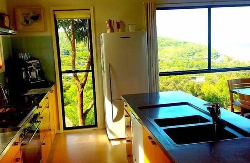 Moggs Creek House | Aqua Beach House Great Ocean Road. Spectacular views. Pet friendly.