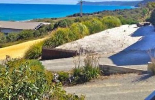 Moggs Creek House | Aqua Beach House Great Ocean Road. Spectacular views. Pet friendly.
