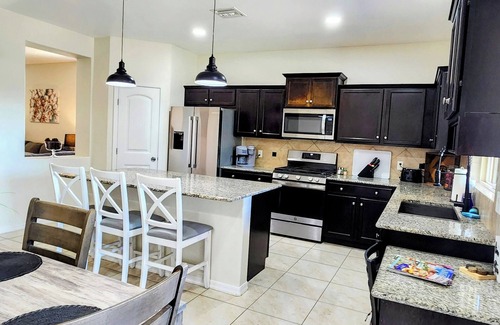 Yuma House | Araby! 5 star home, Spotless, king bed, all new appliances, near freeway!