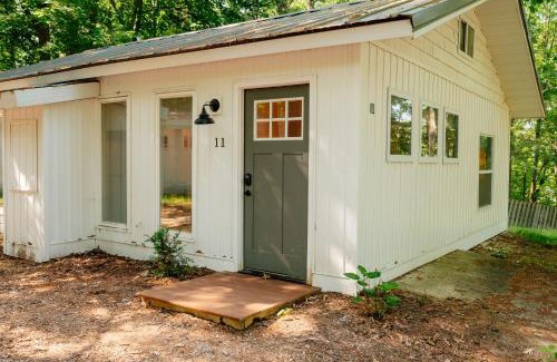 Mayfield House | Arbutus Lake-King Suite-Pontoon Rentals