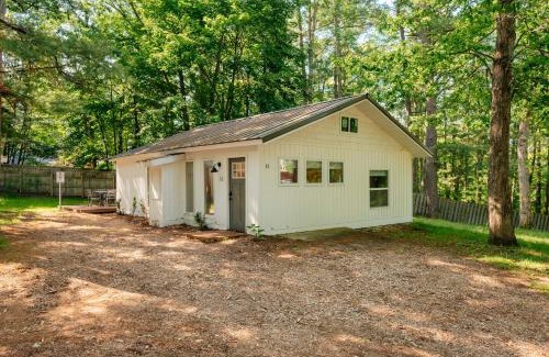 Mayfield House | Arbutus Lake-King Suite-Pontoon Rentals