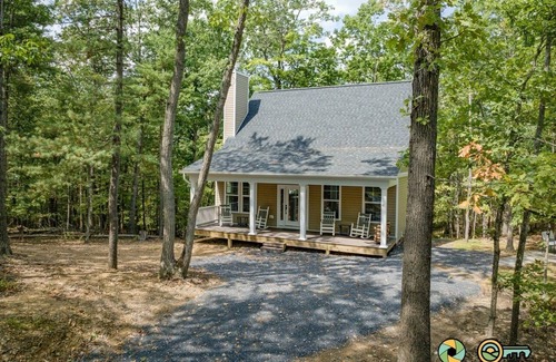 Mount Jackson Cottage | Arcadian's Cottage | Woodland home w/custom firepit