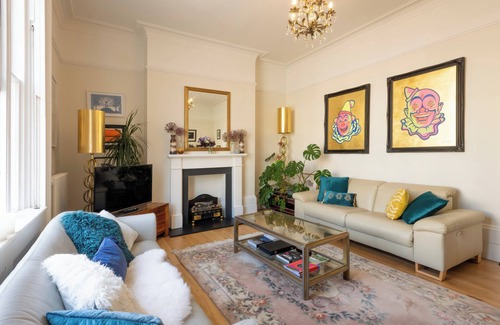 St Leonards-On-Sea Cottage | ARCHERY RETREAT, pet friendly, with a garden in St Leonards-On-Sea