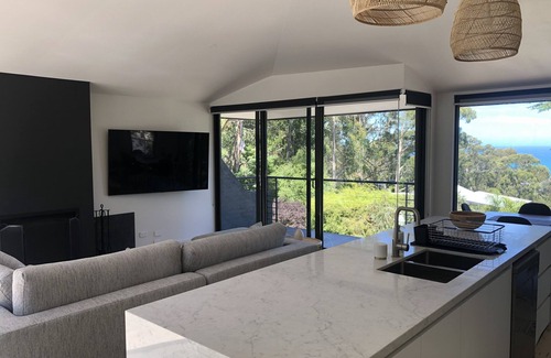 Lorne House | Architect designed 4 bedroom with ocean views from every room