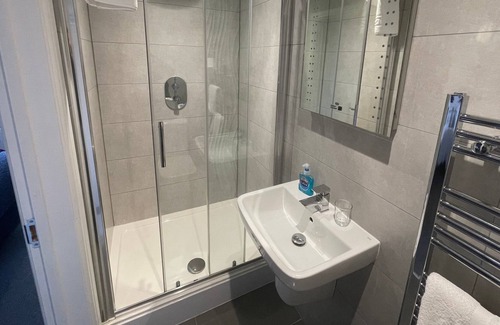 Basingstoke House | Arlan House, Superb Basingstoke Hotel - Room 05