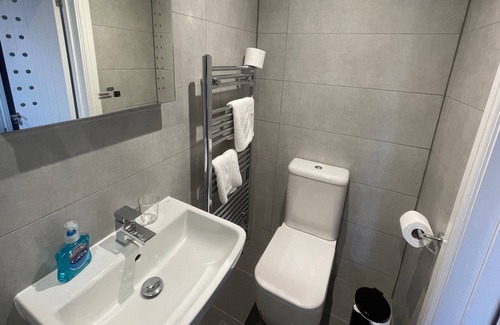 Basingstoke House | Arlan House, Superb Basingstoke Hotel - Room 05