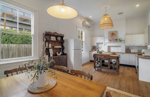Armidale House | Armidale's Quinn's Cottage - City Centre