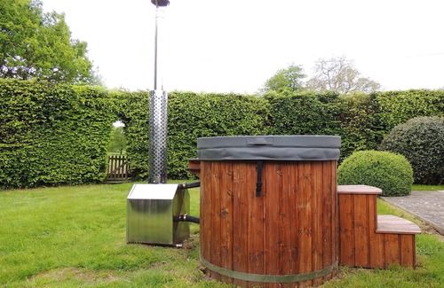 Alcester Cottage | Arrow Lodge at Ragley Estate - sleeps 2 guests in 1 bedroom