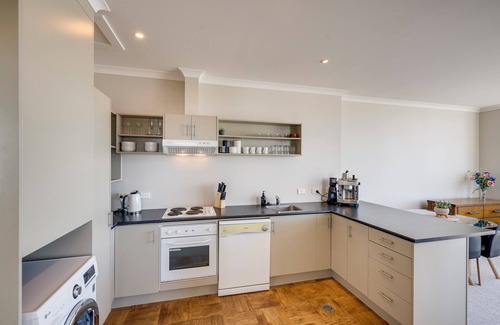 Bluff Hill House | Art Deco Escape - Napier Holiday Home