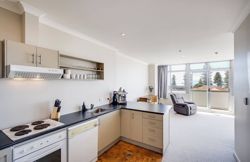 Bluff Hill House | Art Deco Escape - Napier Holiday Home