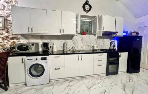 Pagi House | Art House Pagoi Sleeps 6 Parking 5 min to Beach