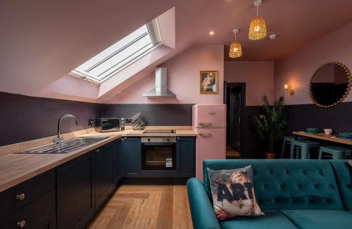 Barnard Castle Apartment | Art-Inspired Apartment in City