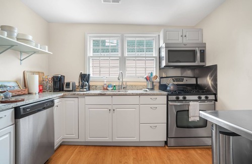 Wachapreague Apartment | Artist Apartment - Idyllic villa steps from Town & the waterfront!