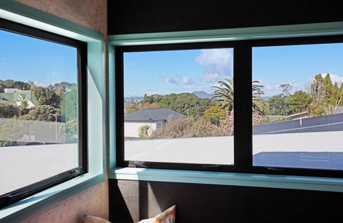 Torbay House | Artist's Colourful Casa with Spa Pool Near Beaches