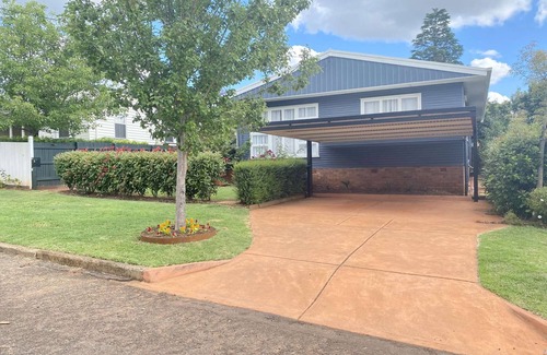 East Toowoomba House | Artist's Cottage - Cosy Home in Quiet Leafy Street