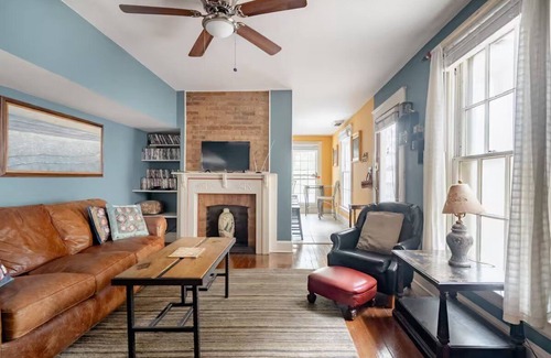 East Side Apartment | Artist's Guest Quarters in Grant Park